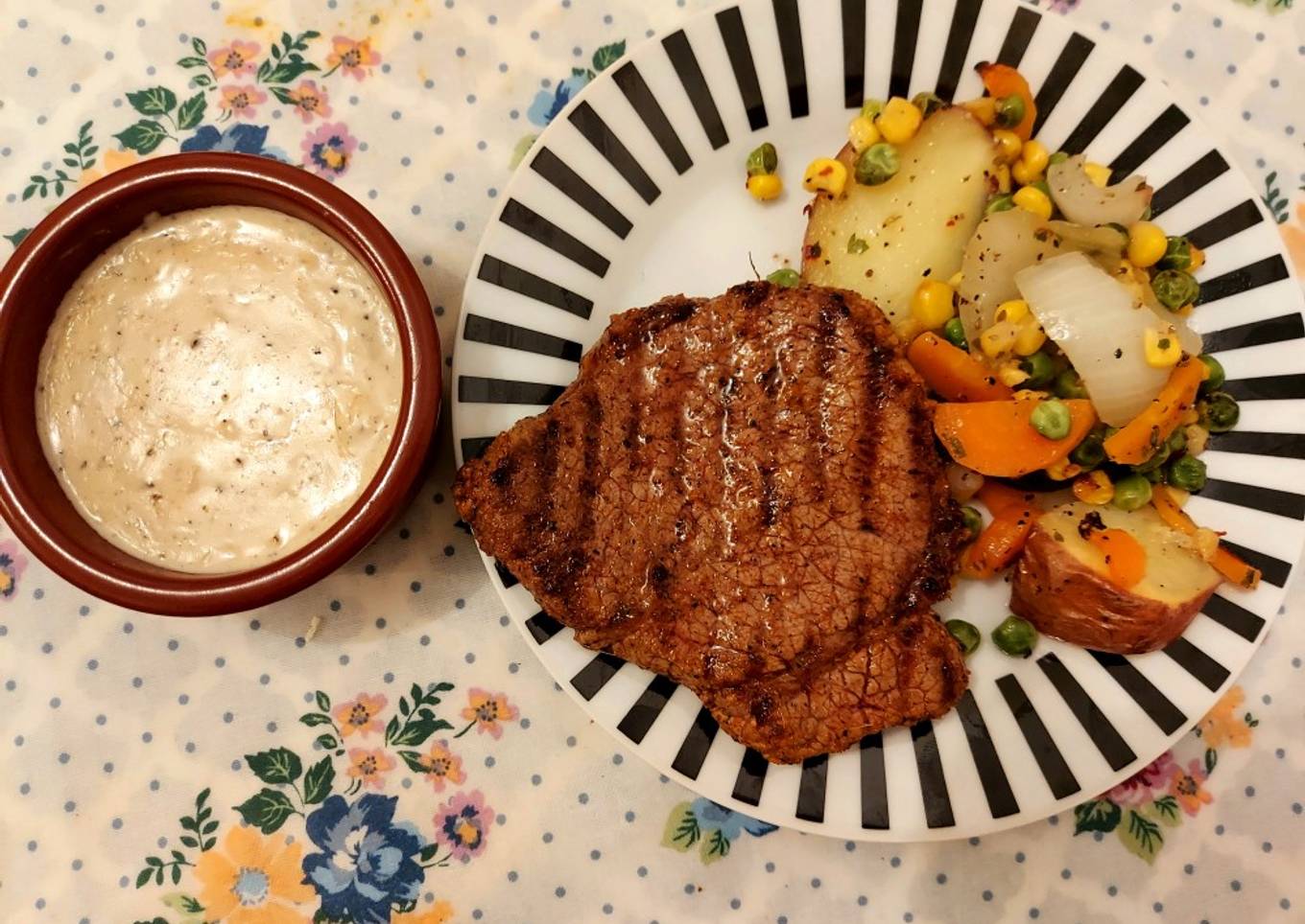 Beef steak with creamy peppercorn sauce