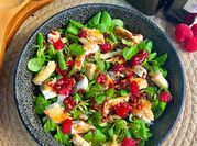 Una foto de ensalada con frambuesas