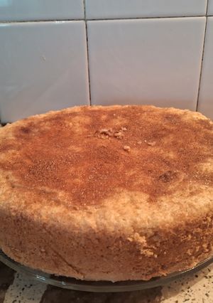 Una foto de Bizcochuelo de mandarina con crocante de azúcar rubio y canela