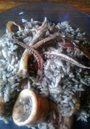 Una foto de Arroz con camarones y calamares en su tinta
