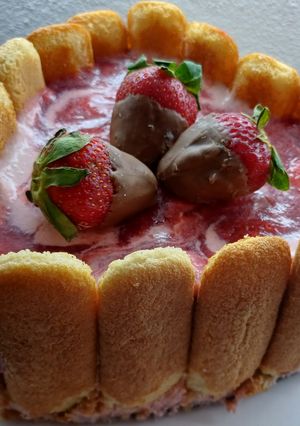Una foto de Torta corazón de frutillas