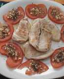 Filetes de pechuga de pollo al grill y tomate aliñado