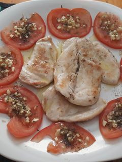Una foto de Filetes de pechuga de pollo al grill y tomate aliñado