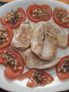 Una foto de Filetes de pechuga de pollo al grill y tomate aliñado