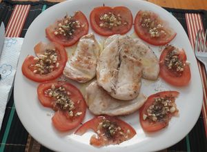Foto principal de Filetes de pechuga de pollo al grill y tomate aliñado