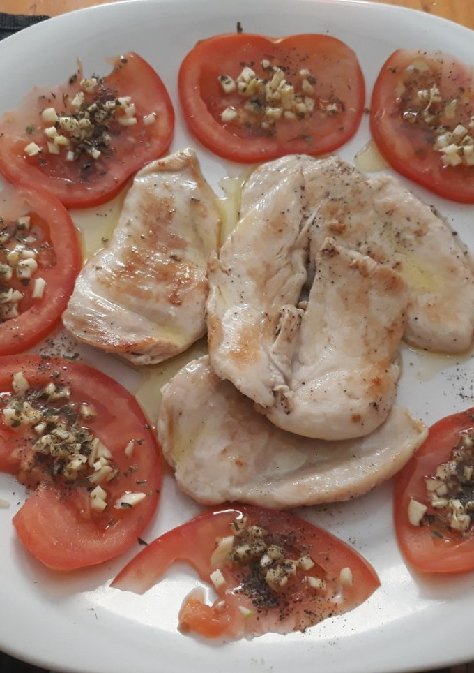 Una foto de Filetes de pechuga de pollo al grill y tomate aliñado