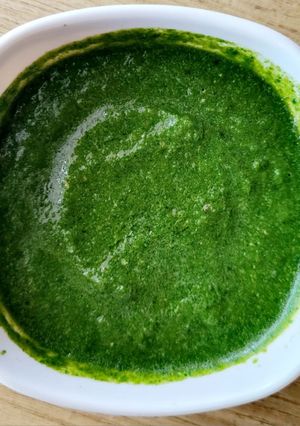 A picture of Mint and coriander leaves chutney.