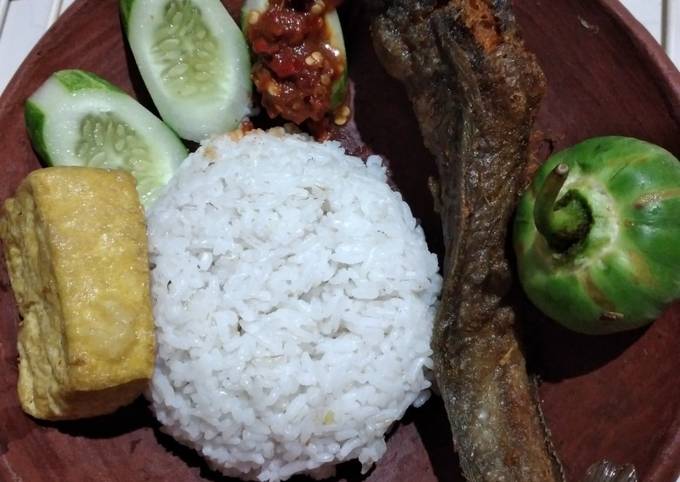 Lele goreng sambal mentah