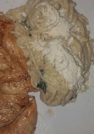 Una foto de Pasta con espinaca en salsa blanca con pechuga a la plancha