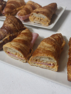 Una foto de Cruasanes con atún y jamón dulce