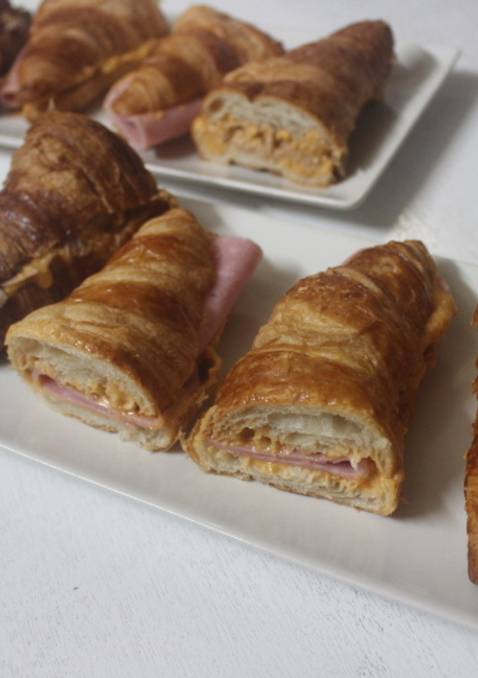 Una foto de Cruasanes con atún y jamón dulce