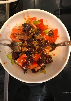 Une photo de Salade de tomate, betterave, quinoa et thon