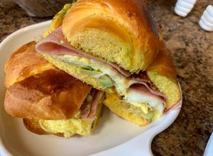 Una foto de Sándwich croissant a mi estilo Dante