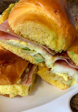 Una foto de Sándwich croissant a mi estilo Dante