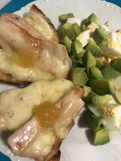 Una foto de Rollitos de salmón con ensalada de aguacate