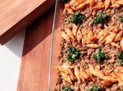 Una foto de guiso de fideos vegetariano
