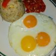 Arroz Ratatouille con huevos a la plancha y pimiento morrón.