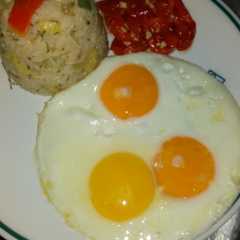 Una foto de Arroz Ratatouille con huevos a la plancha y pimiento morrón.