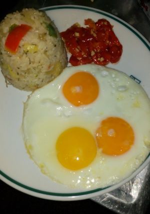 Una foto de Arroz Ratatouille con huevos a la plancha y pimiento morrón.
