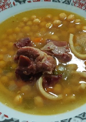 Una foto de Sopa de garbanzos con pota y jamón