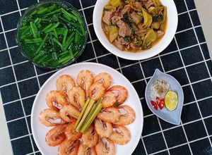 Hình của món Thăn bò kho dưa - Tôm hấp sả - Canh cải bó xôi.