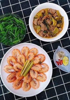 Hình của món Thăn bò kho dưa - Tôm hấp sả - Canh cải bó xôi.