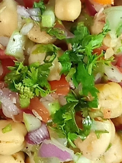 काबुली चना चाट (Kabuli Chana Chaat recipe in Hindi) रेसिपी मुख्य फोटो