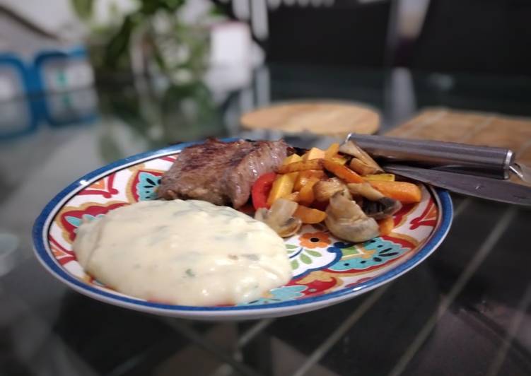 makanan Simple beef steak dengan mashed potato yang Sempurna