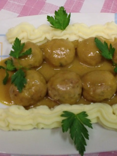 Una foto de Albóndigas de ternera con puré de patatas