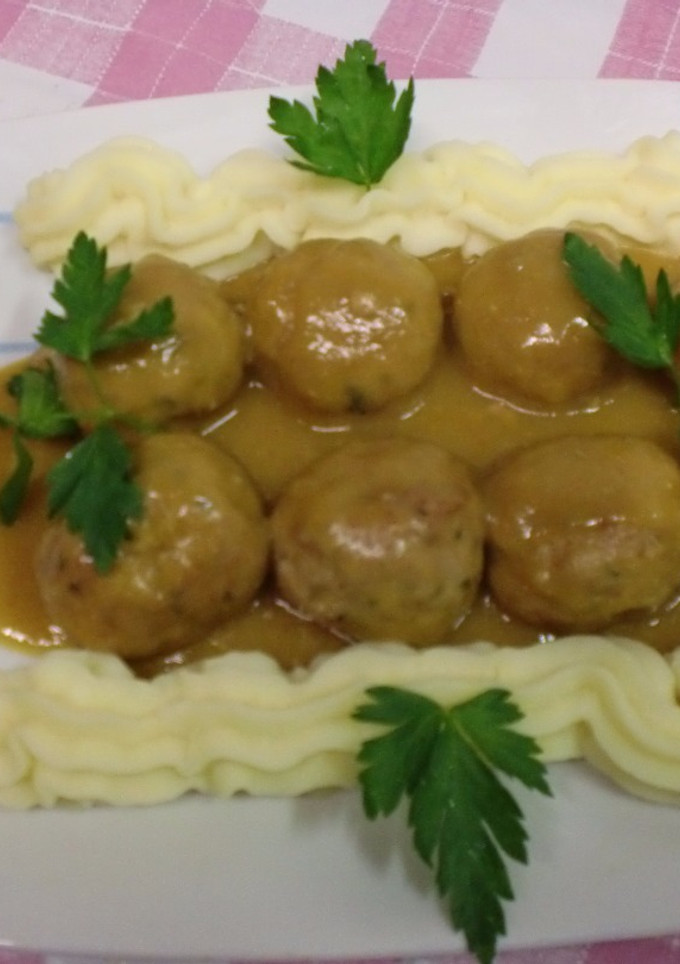 Una foto de Albóndigas de ternera con puré de patatas