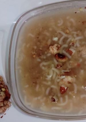 A picture of Maggi soup with roasted nuts and chicken 😋😋😋😋.