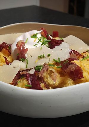 Une photo de Courge spaghetti, crème de parmesan, coppa grillé et œuf poché