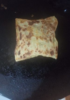 Une photo de Mahjeb recette Algérienne (msemen avec sauce rouge)