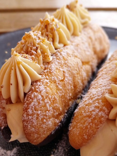 Una foto de Bizcochos de soletilla rellenos de ganache de caramelo salado (sin gluten)
