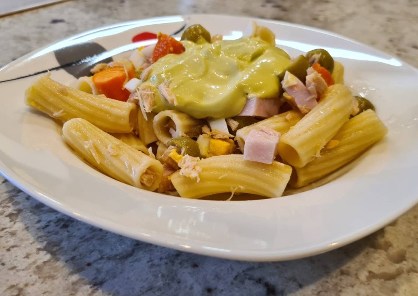 Ensalada de pasta con mayonesa de aguacate