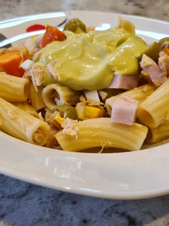 Una foto de Ensalada de pasta con mayonesa de aguacate
