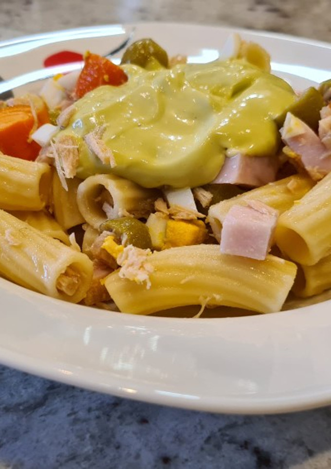 Una foto de Ensalada de pasta con mayonesa de aguacate