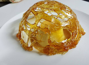 Una foto de Flan de coco de 3 leches y cupula de caramelo