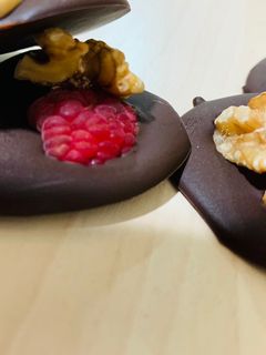 Una foto de Medallones de chocolate de frutos secos y frambuesa 🍫🥜