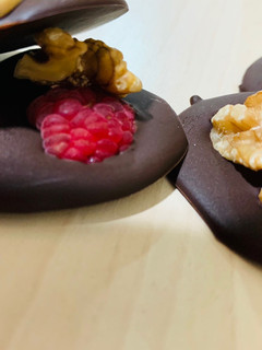 Una foto de Medallones de chocolate de frutos secos y frambuesa 🍫🥜