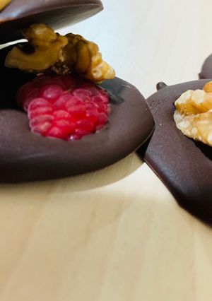 Una foto de Medallones de chocolate de frutos secos y frambuesa 🍫🥜