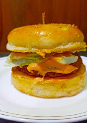 આલુ ટિક્કી બર્ગર (Aloo Tikki Burger Recipe In Gujarati) રેસીપી મુખ્ય ફોટો