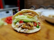 Una foto de restos de pollo asado