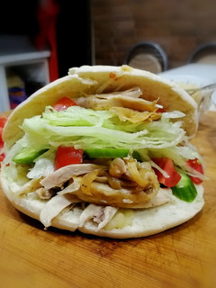 Una foto de Kebab de pollo asado y manzana (receta de aprovechamiento)