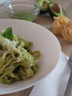 Una foto de Pasta al huevo con salsa de aguacate 🍝🥑
