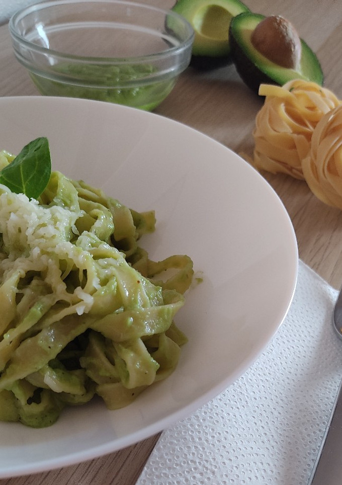 Una foto de Pasta al huevo con salsa de aguacate 🍝🥑