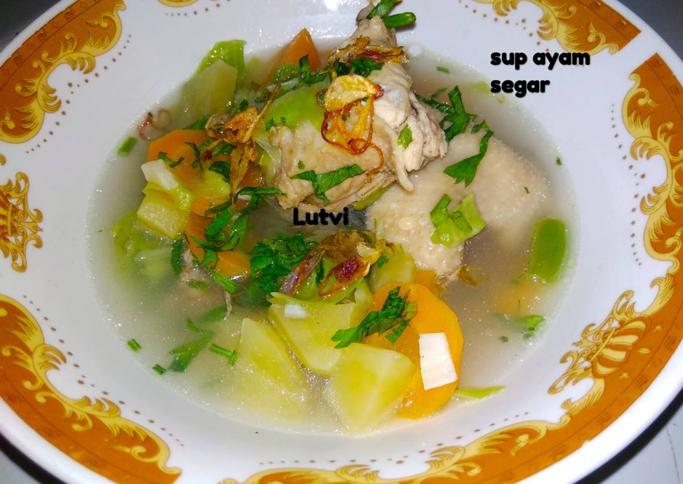 Sup ayam segar