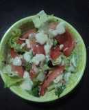 Ensalada de lo que hay con aderezo de mayonesa y queso fresco cremoso el geras