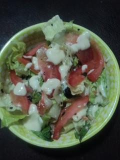Una foto de Ensalada de lo que hay con aderezo de mayonesa y queso fresco cremoso el geras