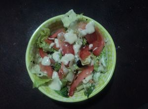 Una foto de Ensalada de lo que hay con aderezo de mayonesa y queso fresco cremoso el geras
